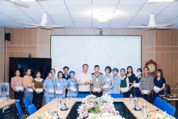 Liên đoàn lao động huyện Đoan Hùng và Công đoàn cơ sở Bệnh viện Đa khoa Hùng Vương tặng quà cho đoàn viên, người lao động bệnh viện có hoàn cảnh khó khăn