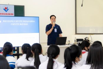 Tập huấn Sơ cấp cứu cơ bản cho các em học sinh Trường THCS Vụ Quang: Để không còn những điều đáng tiếc xảy ra!