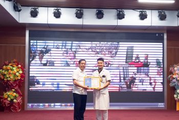 Bộ trưởng Bộ Y tế trao tặng bằng khen cho tập thể Trung tâm cấp cứu 115 Bệnh viện Đa khoa Hùng Vương