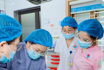 CHUYỂN GIAO KỸ THUẬT ĐẶT LONGLINE – BƯỚC TIẾN TRONG CHĂM SÓC TRẺ SINH NON TẠI BVĐK HÙNG VƯƠNG