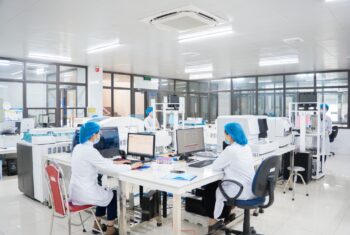 KHÔNG KHÍ LÀM VIỆC NGÀY ĐẦU THÁNG 12 TẠI KHOA XÉT NGHIỆM – BỆNH VIỆN ĐA KHOA HÙNG VƯƠNG