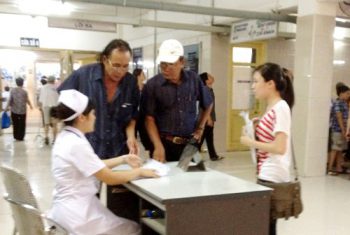 Vụ "bà bầu" khóc với Bộ trưởng Y tế: Bác sĩ cáu gắt bị trừ thi đua