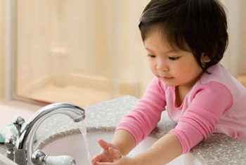 6 cách đơn giản phòng bệnh tay – chân – miệng cho trẻ