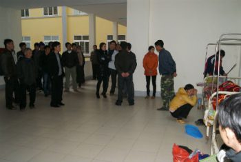 Bệnh nhân chết ngoài hành lang BV, người nhà bức xúc không mang xác về