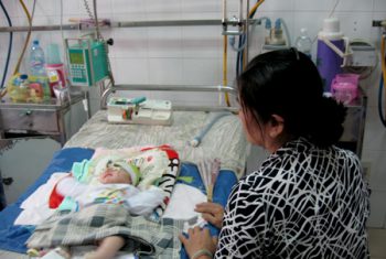 Bé sơ sinh suýt mất mạng vì “lang vườn”