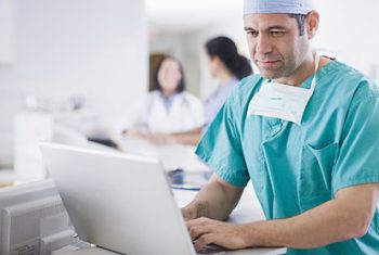 Các bác sĩ dành quá nhiều thời gian để xem máy tính?