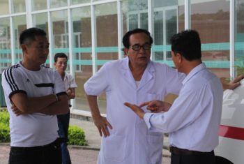 Bị người nhà bệnh nhân "quây" vì tắc trách, bác sỹ trốn vào nhà vệ sinh