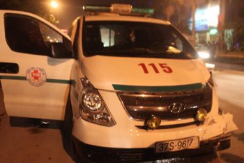 Xe cấp cứu tông trọng thương 3 cha con