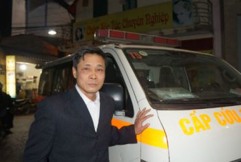 Bệnh nhân đau đớn trên xe cứu thương, người đi xe quyết không nhường đường