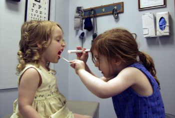 Chơi trò đóng giả bác sĩ: Trẻ nhập viện vì uống nhầm thuốc