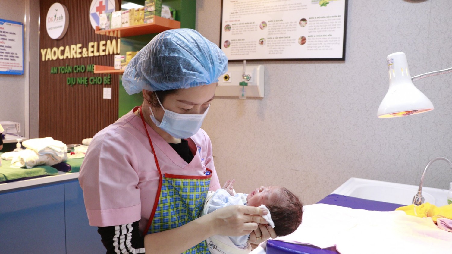 Cận cảnh phòng tắm bé sơ sinh – khoa Phụ sản Bệnh viện đa khoa Hùng Vương
