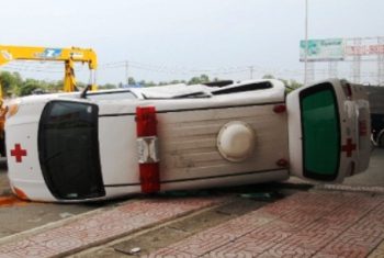 Quảng Bình: Lật xe cấp cứu, người nhà bệnh nhân tử vong