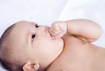 Trẻ nghiền mút tay, nguy hại khôn lường