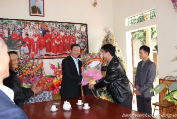 Lãnh đạo Bệnh Viện Đa Khoa Hùng Vương thăm, tặng quà Giáng sinh tại các nhà thờ Công giáo, Tin Lành