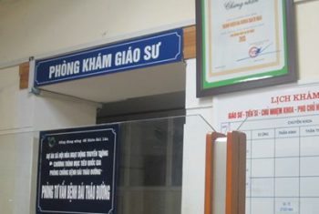 Giáo sư đông nghẹt “khách”, bác sỹ… “ngáp ruồi”