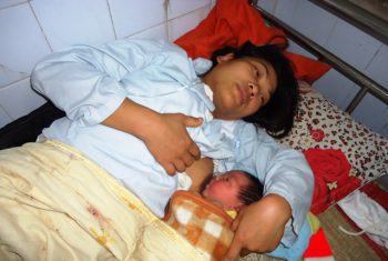 Bé trai sơ sinh nặng hơn 5 kg