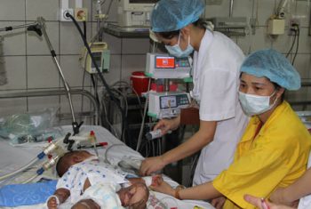 Cuộc chiến giành giật sự sống cho bệnh nhi mắc sởi