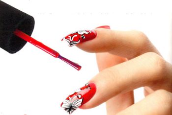 Bị "ăn" đứt ngón tay vì dùng… sơn móng tay