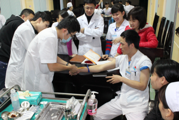 Phòng điều dưỡng tổ chức lớp tập huấn về kỹ năng, nghiệp vụ cho điều dưỡng, kỹ thuật viên, y sỹ, nữ hộ sinh trong toàn bệnh viện.