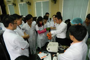 Bệnh viện Hùng Vương tổ chức tập huấn máy sốc điện