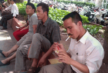 Trên 70% người Việt phải “hít” khói thuốc độc không mong muốn