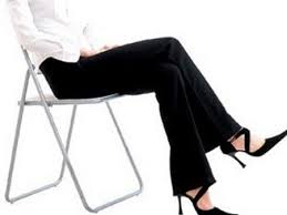 HIỂM HỌA TỪ NGỒI VẮT CHÉO CHÂN