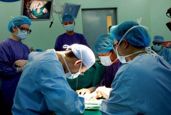 Quên bệnh tật, níu cuộc đời ở lại