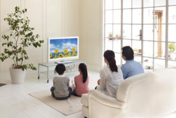 Có nên tắt đèn để xem tivi cho rõ?